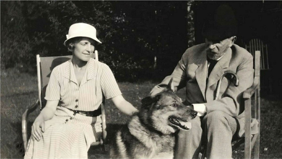 Kate Bang och Verner von Heidenstam sitter med en hund.