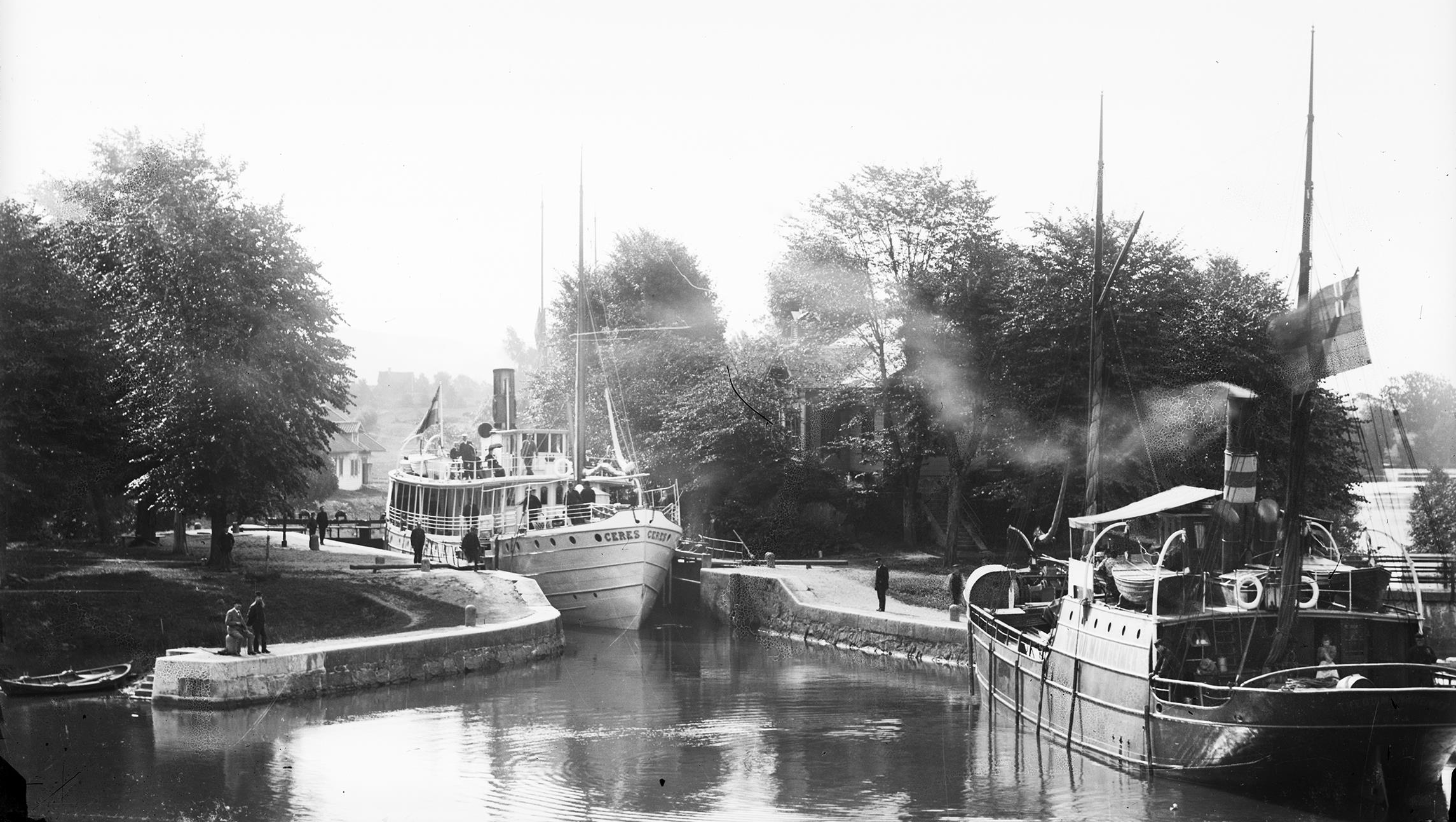 En båt slussar vid Brinkebergskulle.