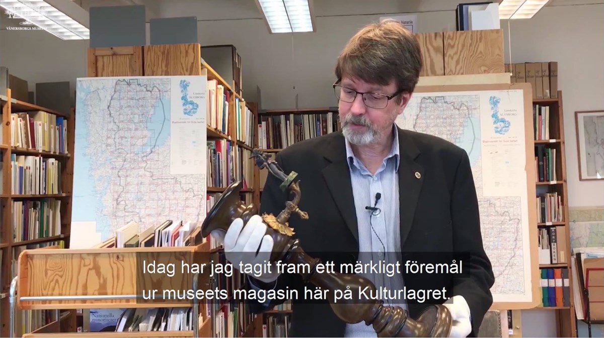 Peter Johansson berättar om cigarrtändaren som ingår i samlingarna på Vänersborgs museum
