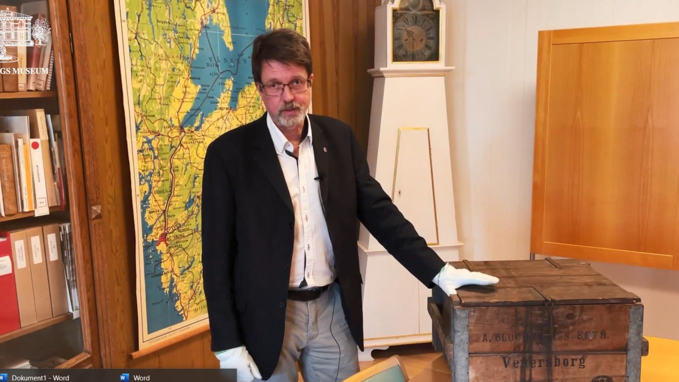 Peter Johansson visar en bryggerilåda