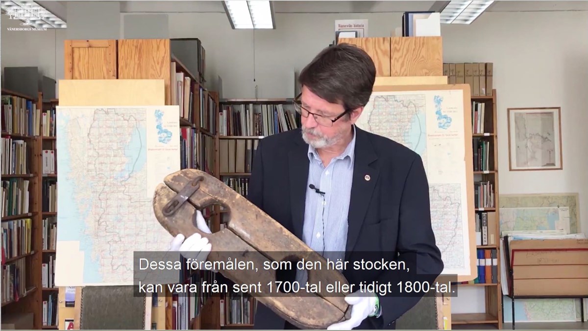 Museichef Peter Johansson berättar en fängslande historia om brott och straff i gamla tiders Vänersborg! Med sig har han fotbojor och en fotstock.