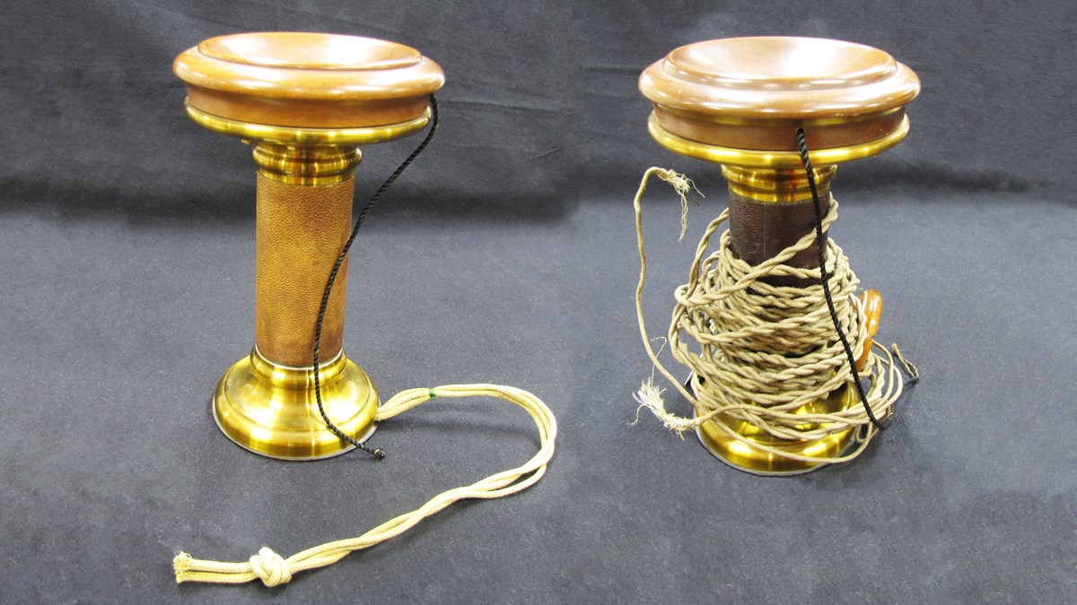 Två telefonlurar från 1800-talet