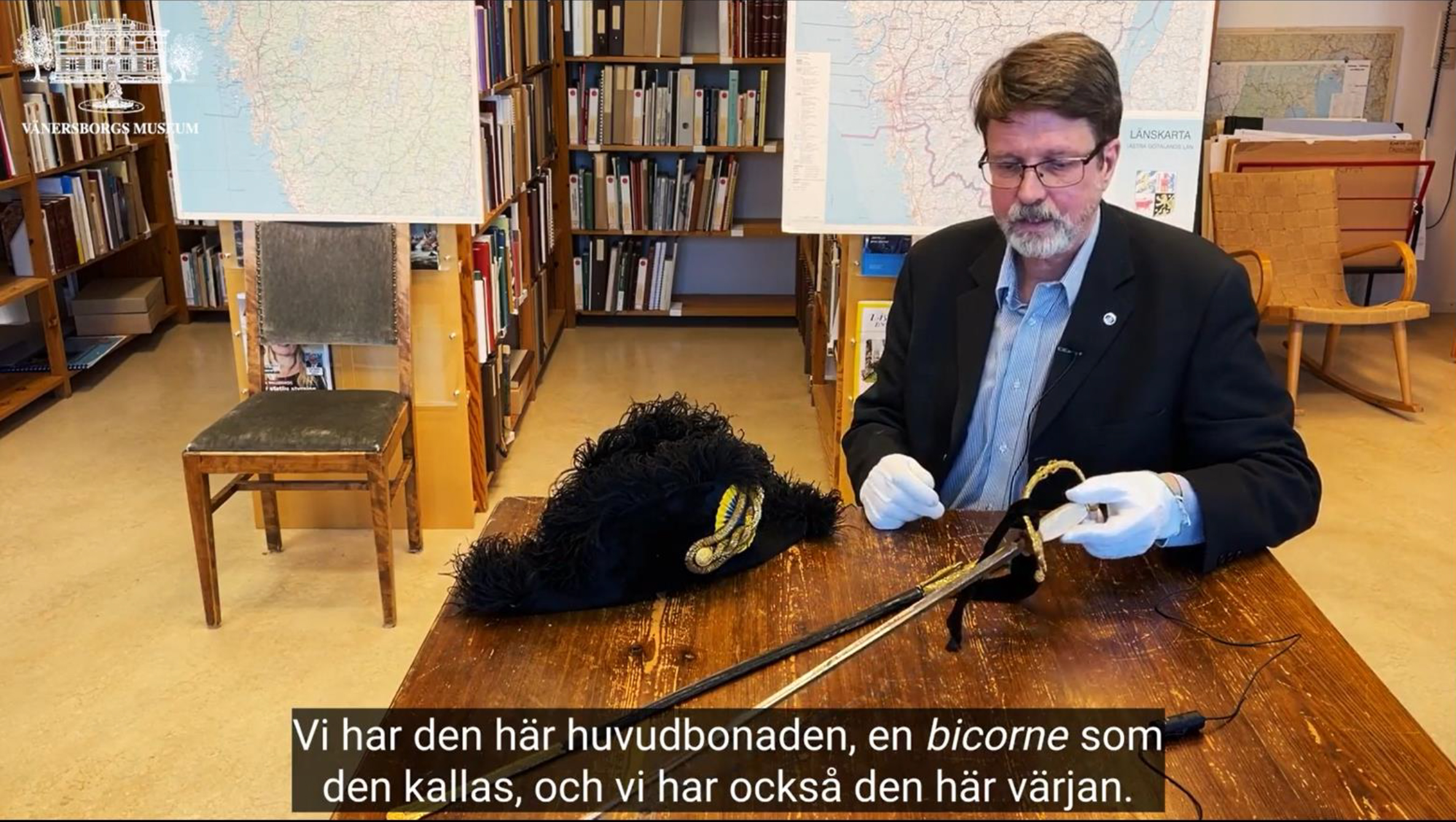 Peter Johansson visar en paradvärja.