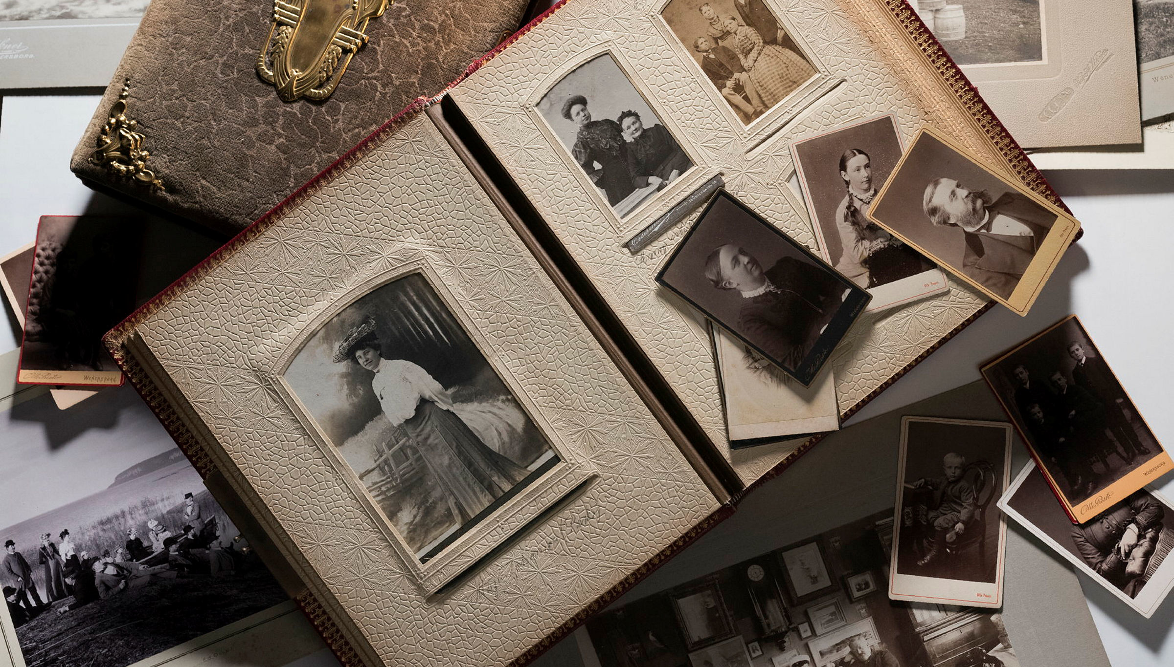 Fotoalbum med gamla bilder.