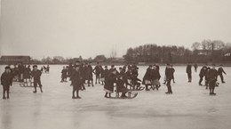 Barn leker på isen