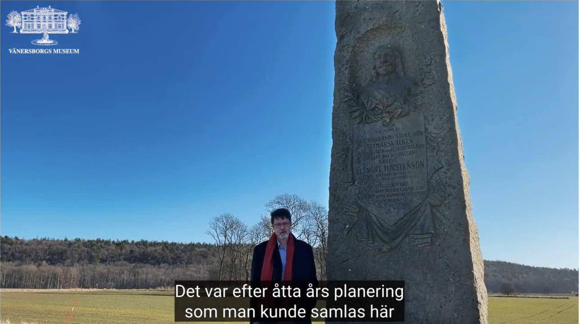 Peter Johansson står framför Torstenssonmonumentet.