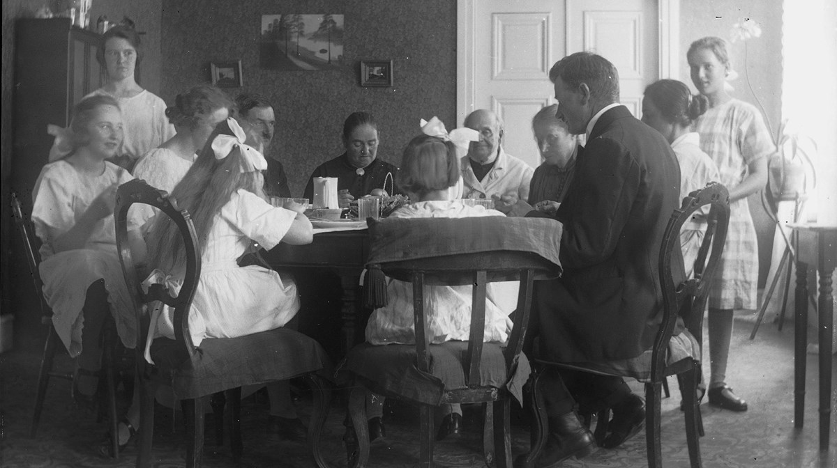 Kring kaffebordet i Säfflehuset med Morbröderna, morfar och moster Hildegard.