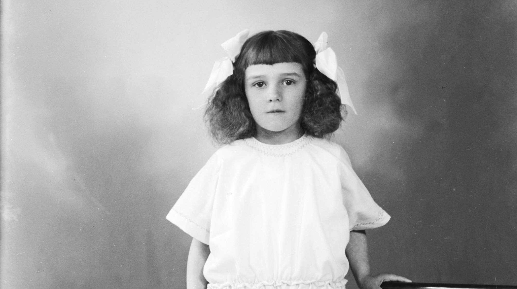 Flicka, Junita Dahlgren, med rosetter i håret.