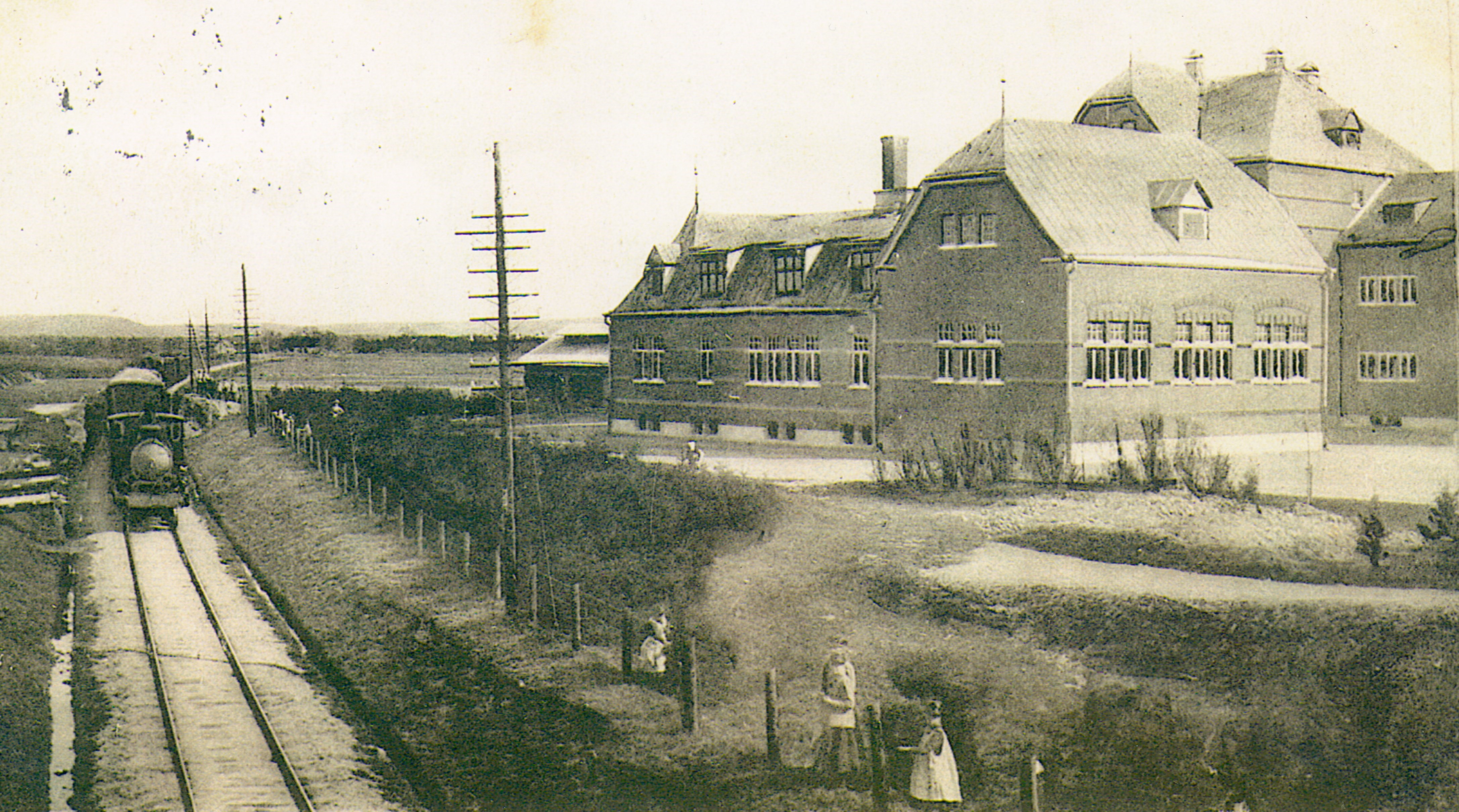 Dövstumskolan/Vänerskolan med järnväg intill runt 1905.