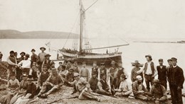 Vänersnäs. Skutan Carolina och tegelbruksarbetare från Margeretebergs tegelbruk år 1890.