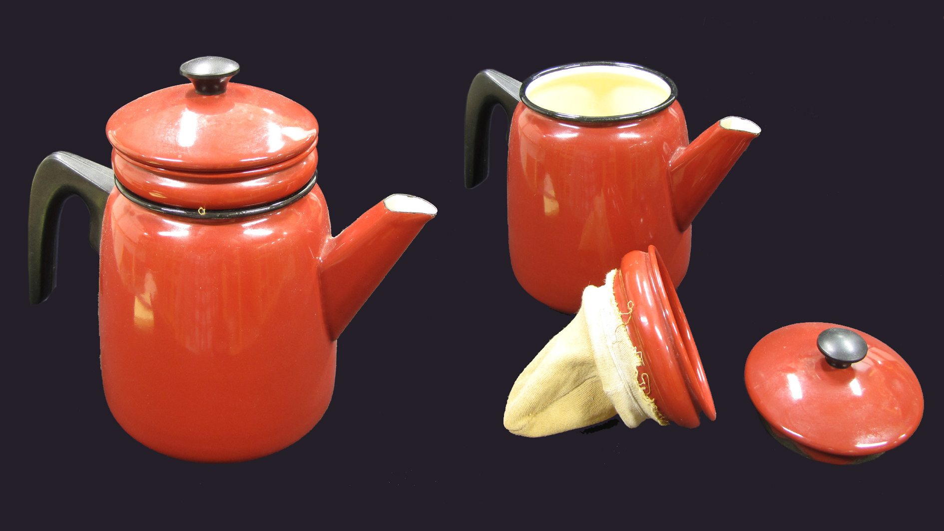 Röd kaffekanna i emalj i tre delar.