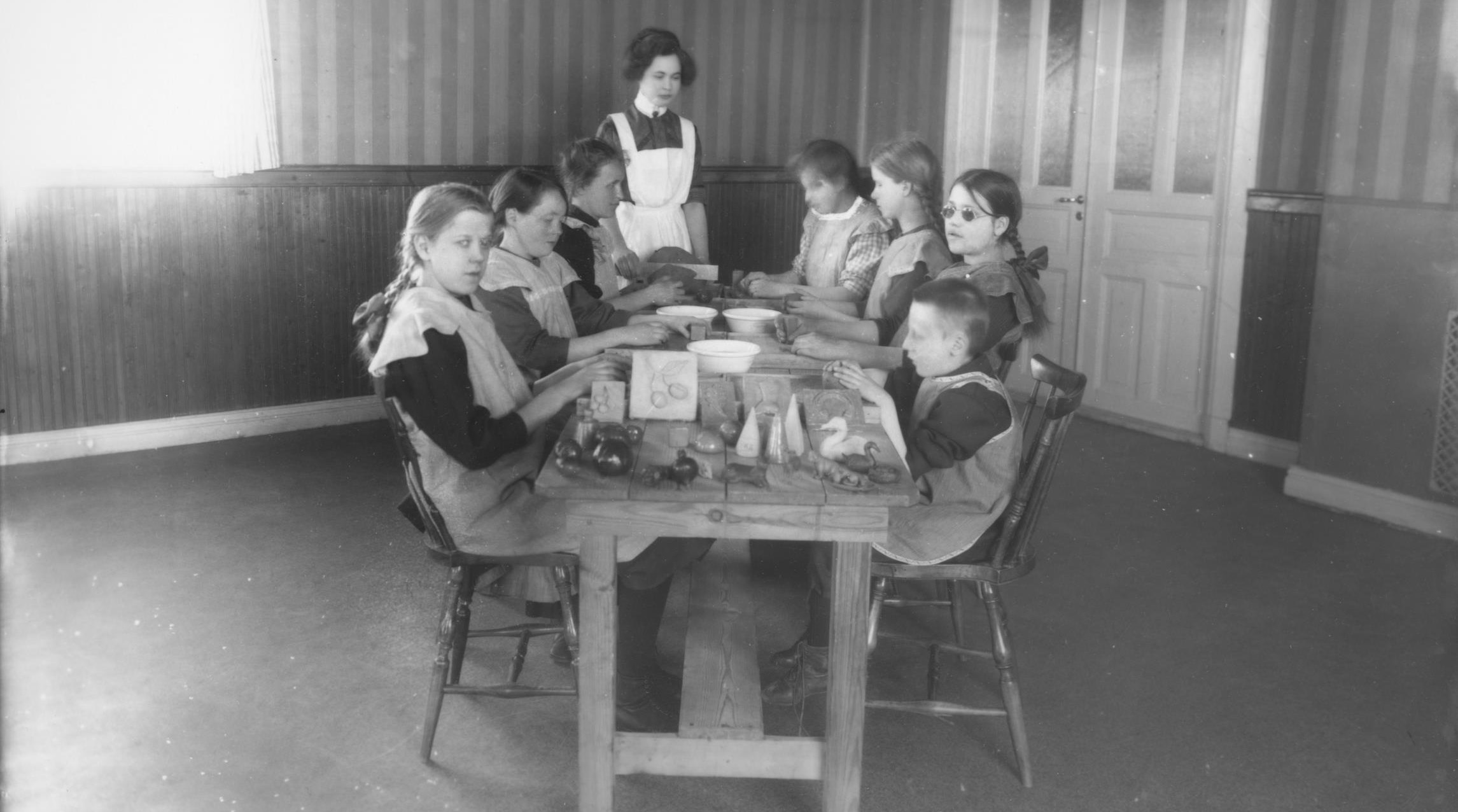  barn på Blindskolan/Drottning Sofias stiftelse i Vänersborg runt 1910