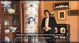 Peter Johansson visar kakelugnen på Vänersborgs museum