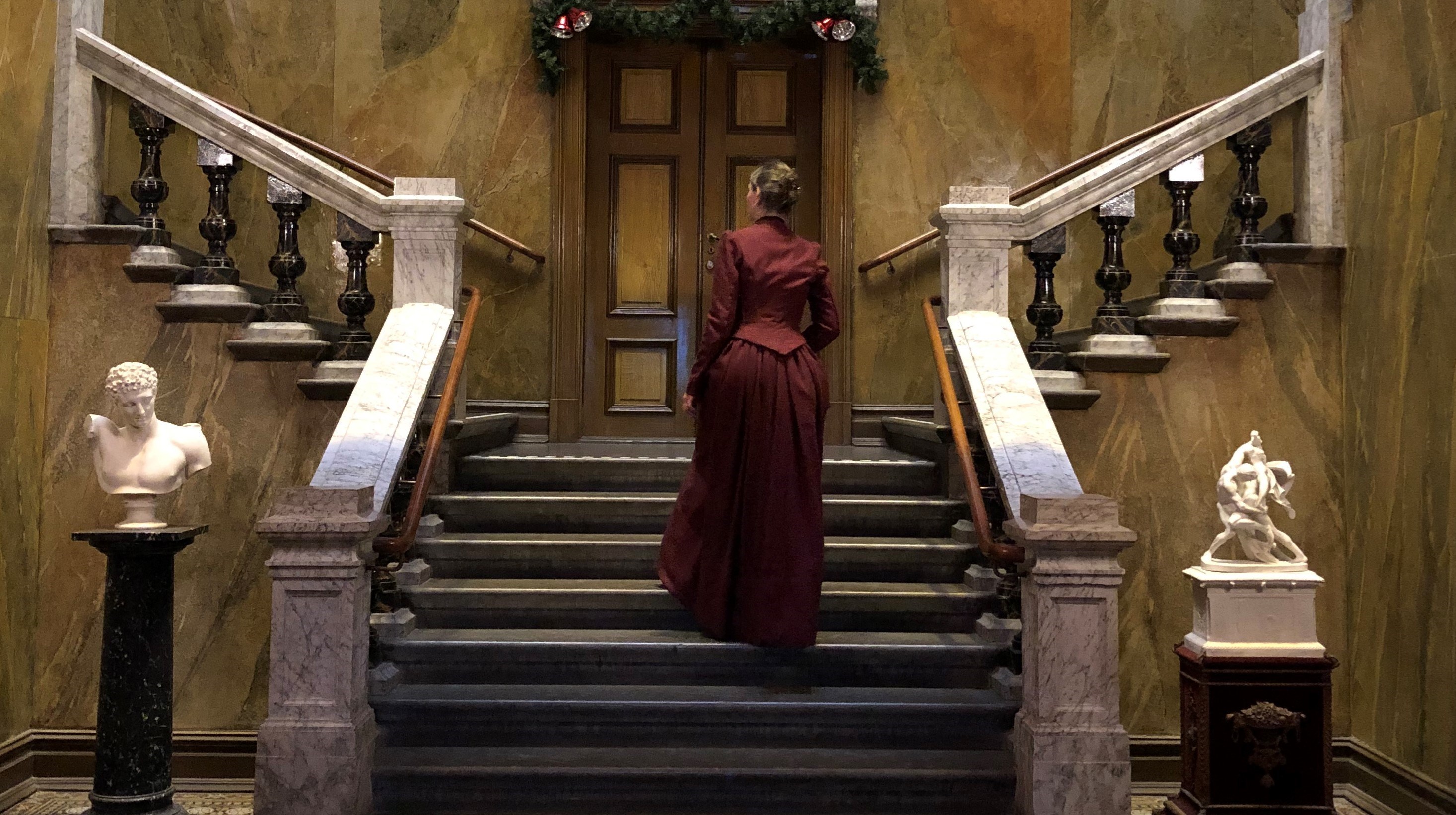 En kvinna går upp för trappan på Vänersborgs museum