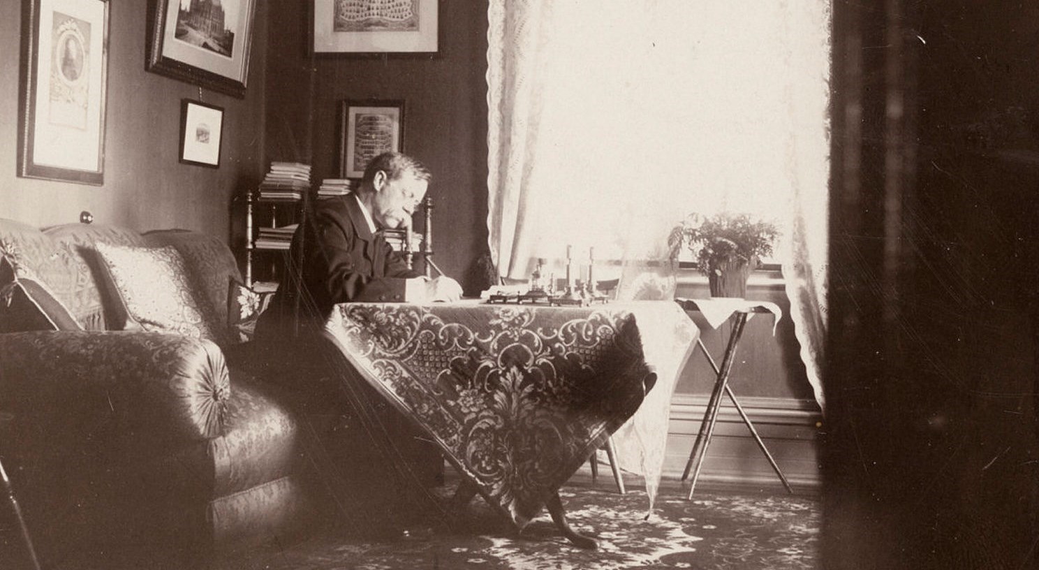 Rektor Fredrik Nordin vid sitt skrivbord.