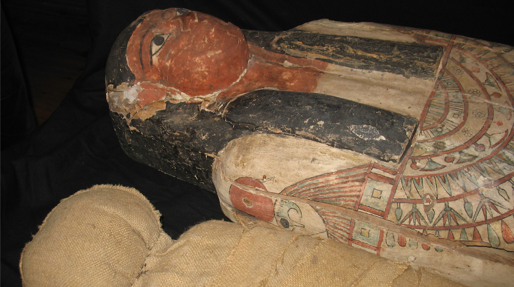 Sarkofag med sin förfalskade mumie