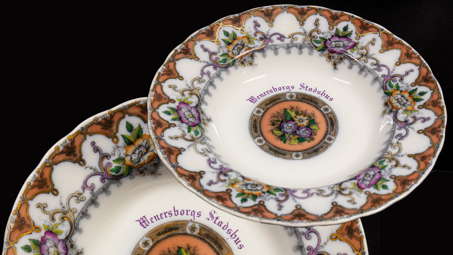 Två tallrikar av märket Parisienne.