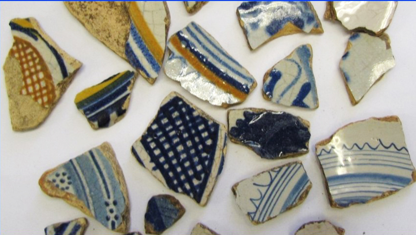 Skärvor av fajans funna i Brätte.