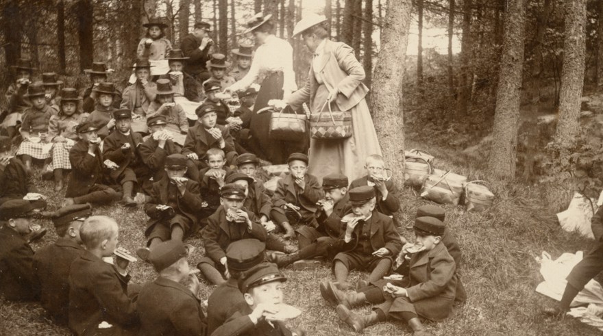 På bilden en av skolans klasser på utflykt ca 1910.