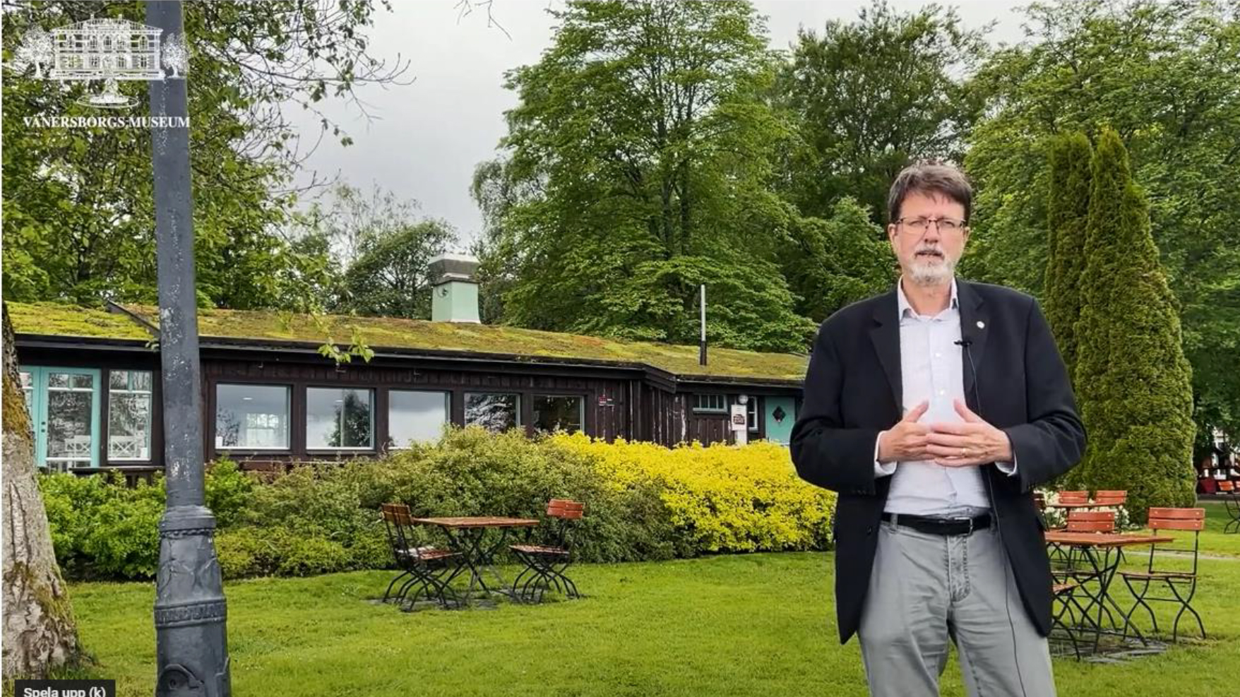 Peter Johansson står framför Skräcklestugan i Skräckleparken i Vänersborg.