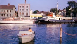 Gamla hamnkanalen år 1965. I förgrunden bogserbåten Wargöns lilla arbetsbåt Wilgot.
