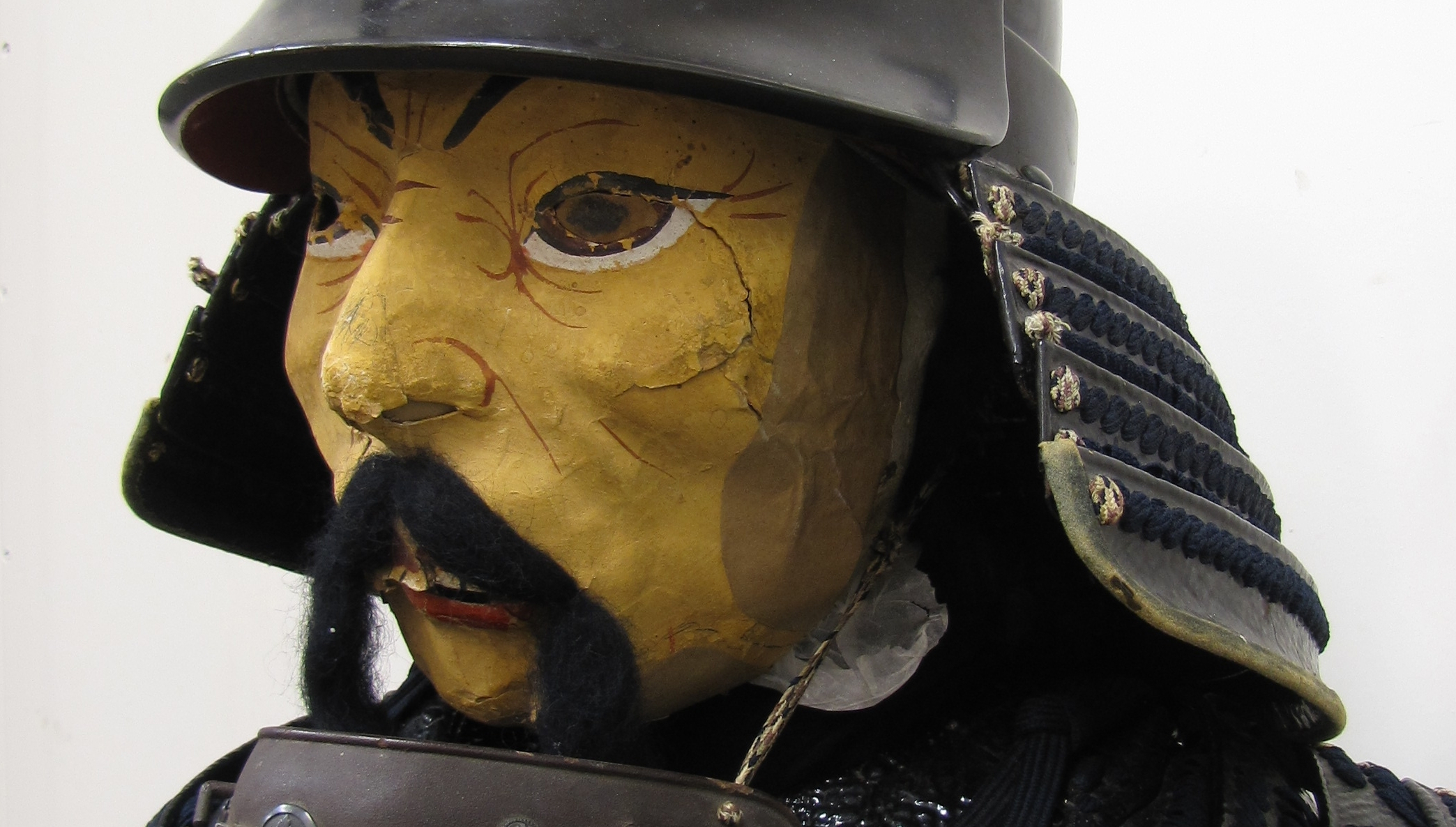 Japansk rustning med docka i.