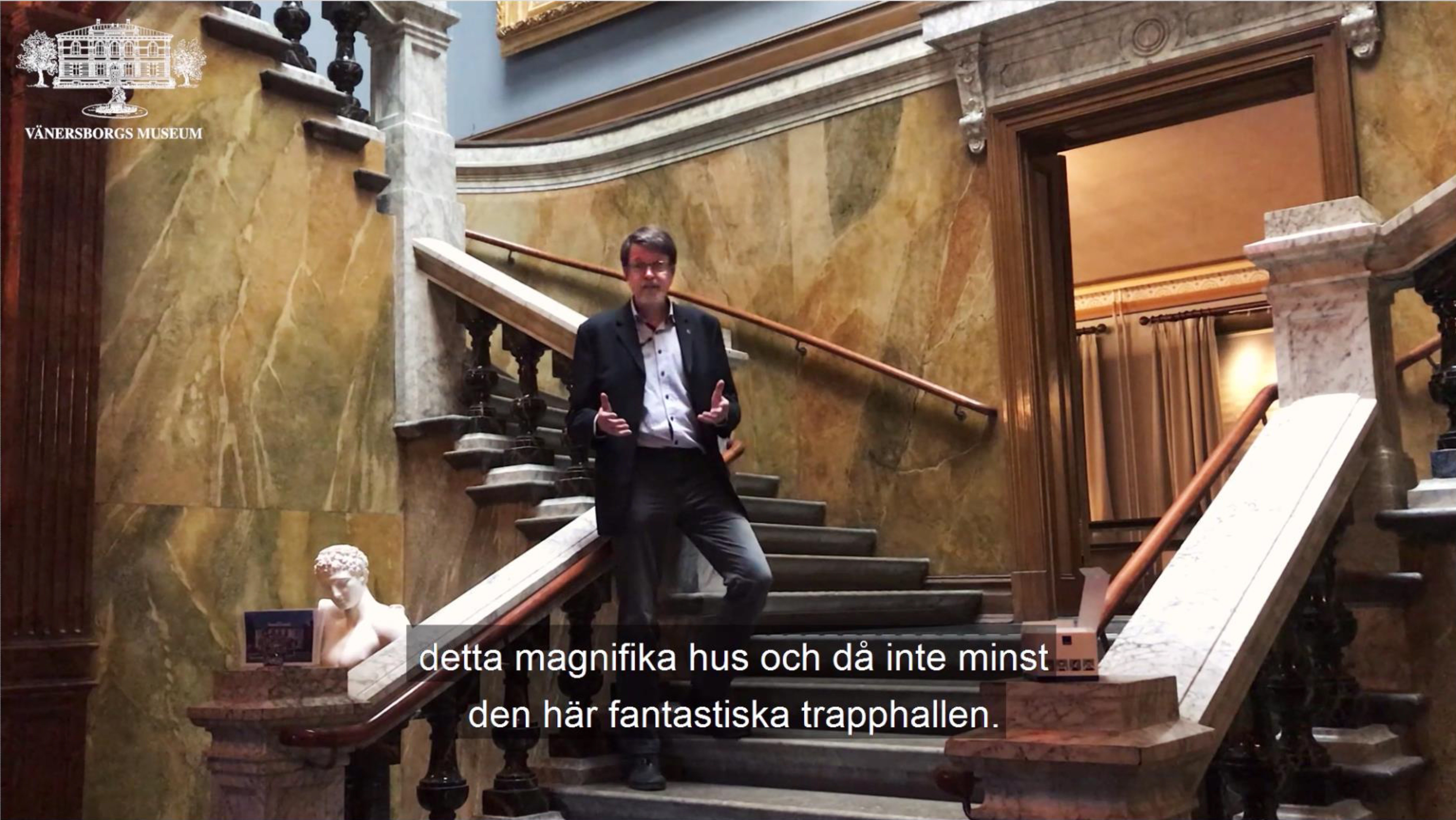 Museichef Peter Johansson står i trapphallen på Vänersborgs museum