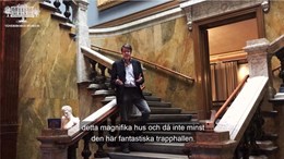 Museichef Peter Johansson står i trapphallen på Vänersborgs museum