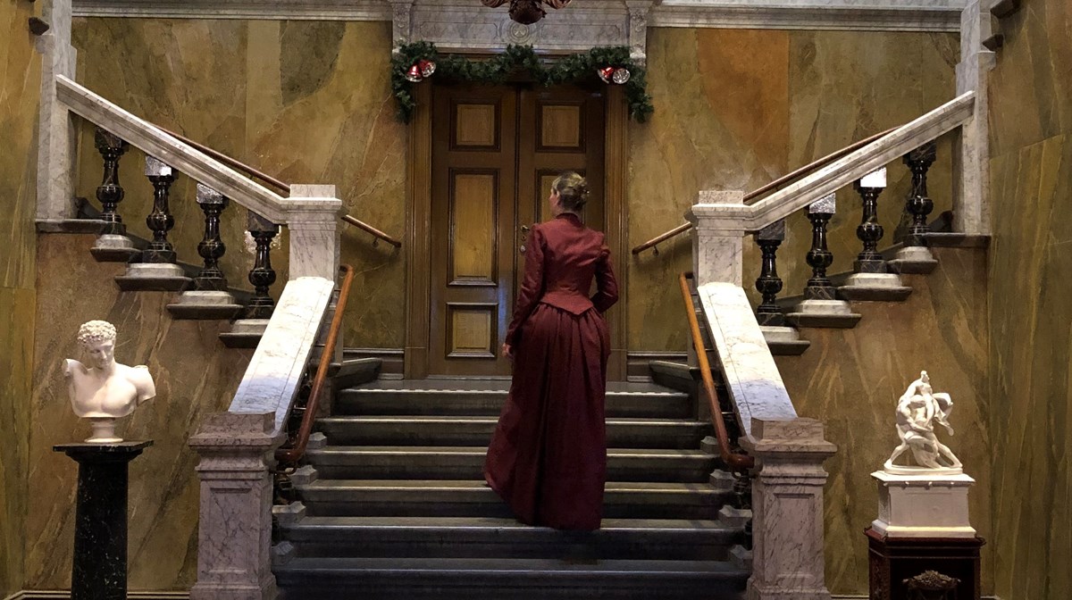 Greta Åberg går uppför trappan på Vänersborgs museum