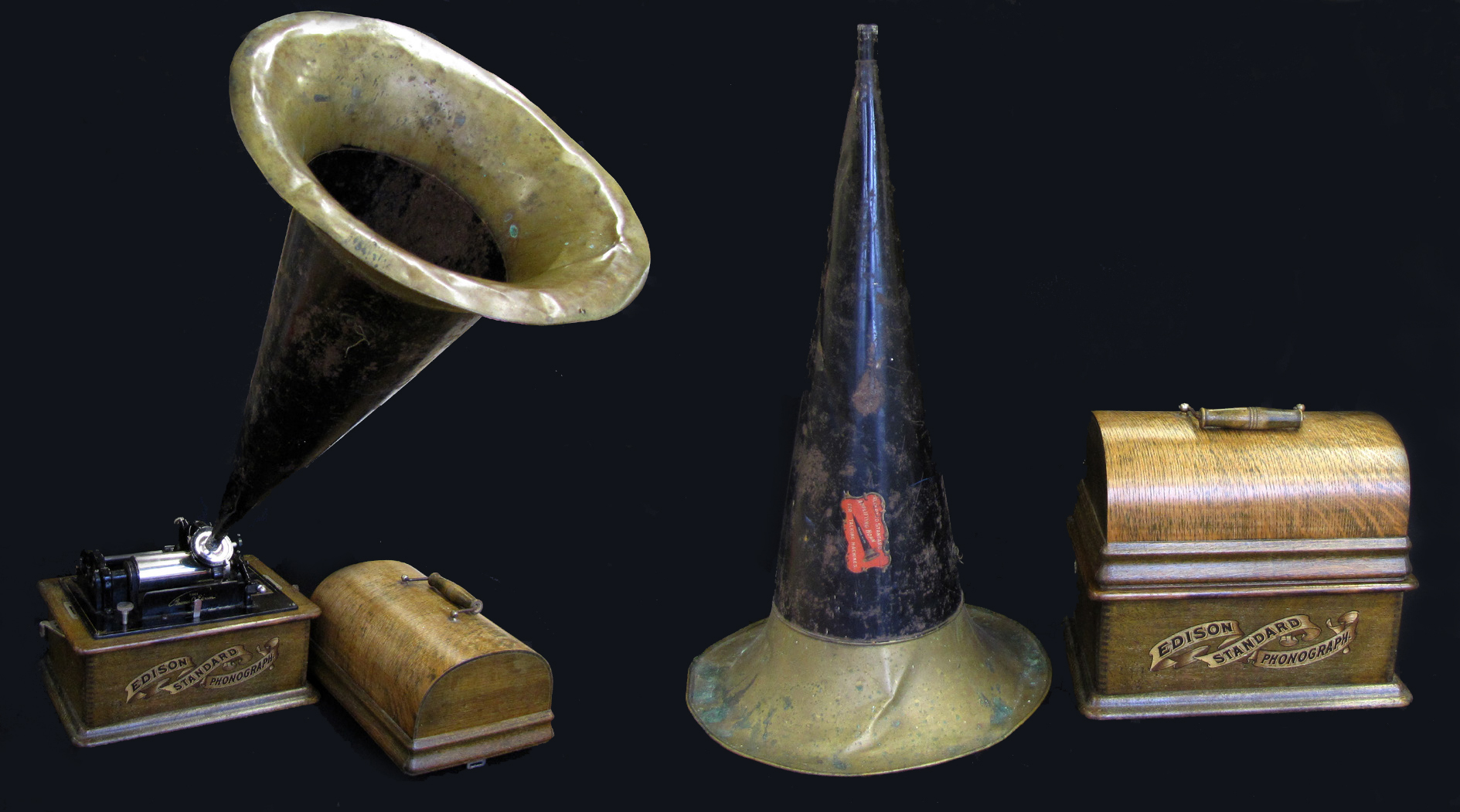 Fonograf med monterad tratt och som inpackad.