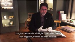 Peter Johansson berättar om Sven Nilsson utifrån en medalj.