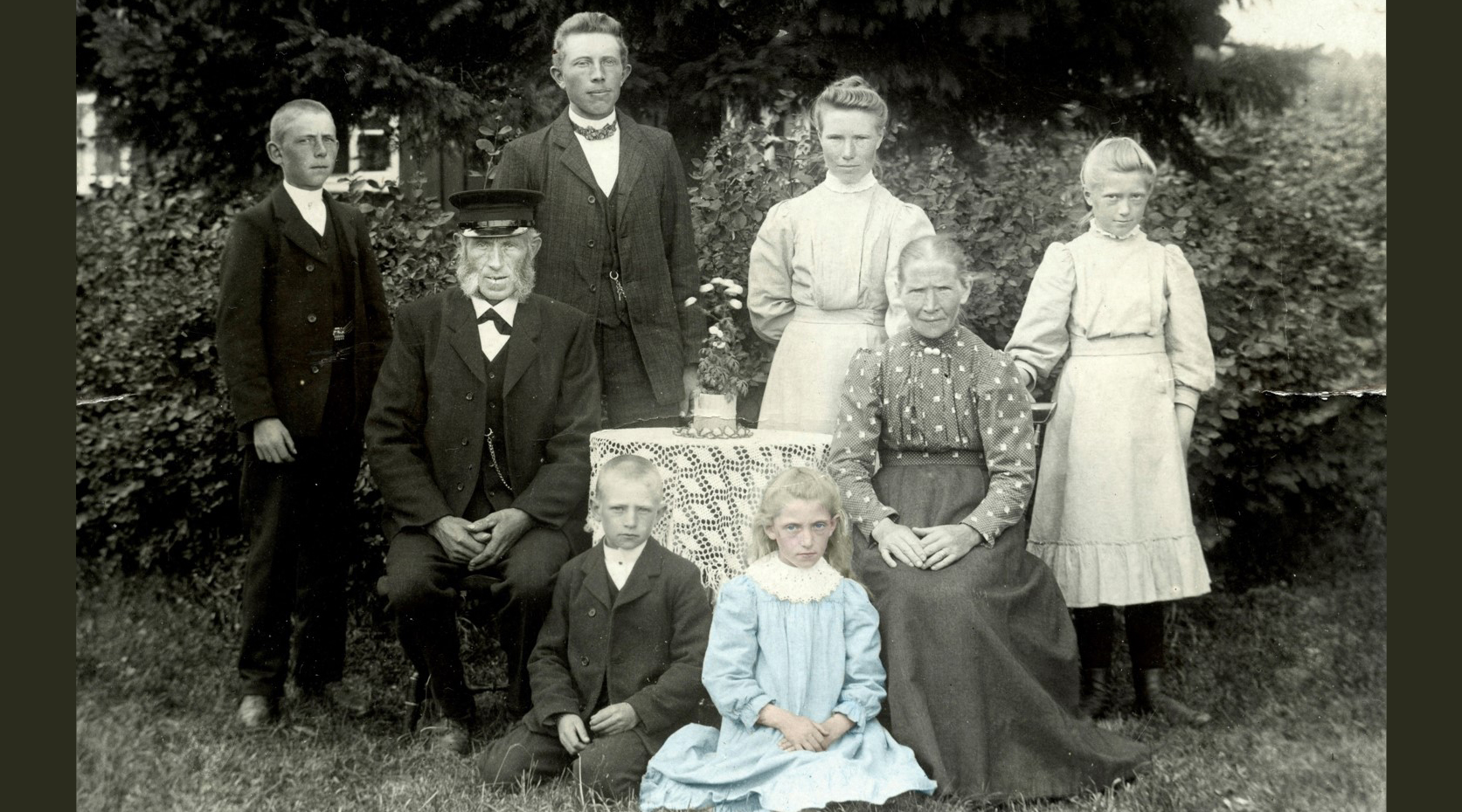 Edit Augustsson med sin familj. Edit är färgsatt.