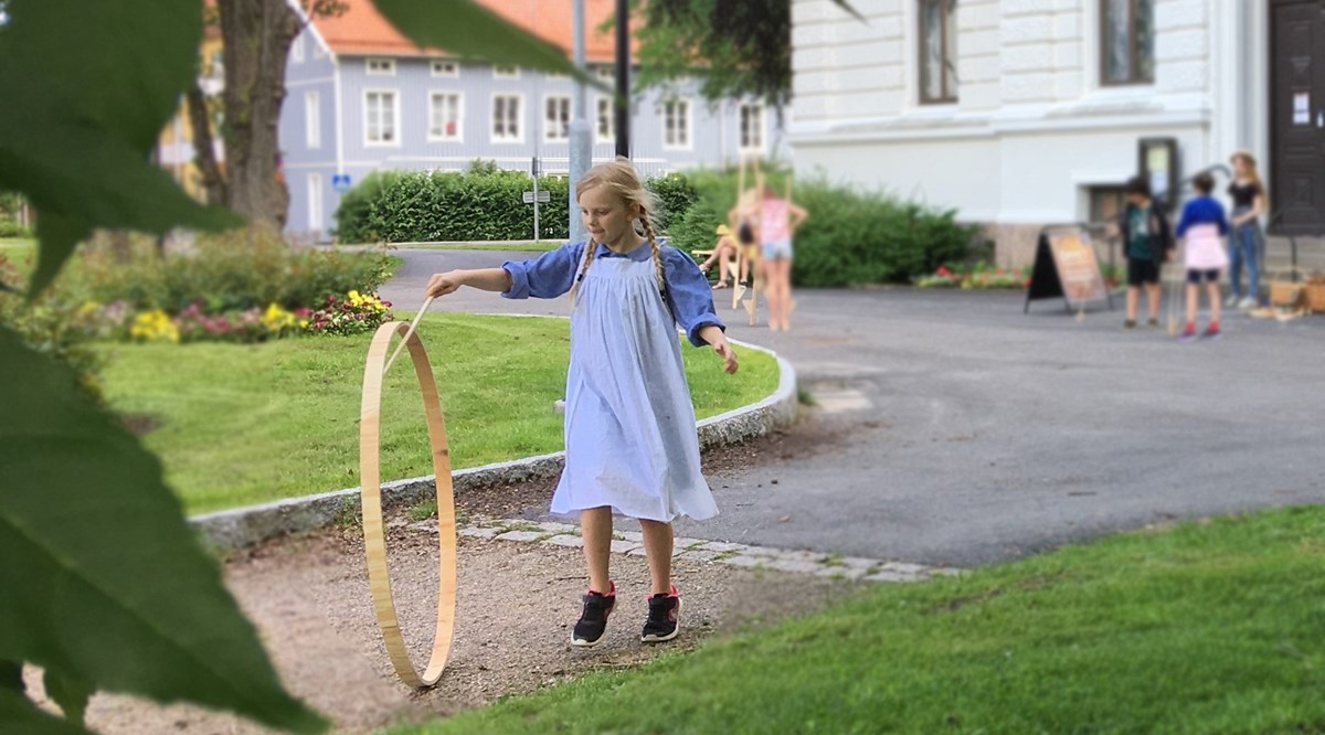 Lek med tunnband utanför Vänersborgs museum