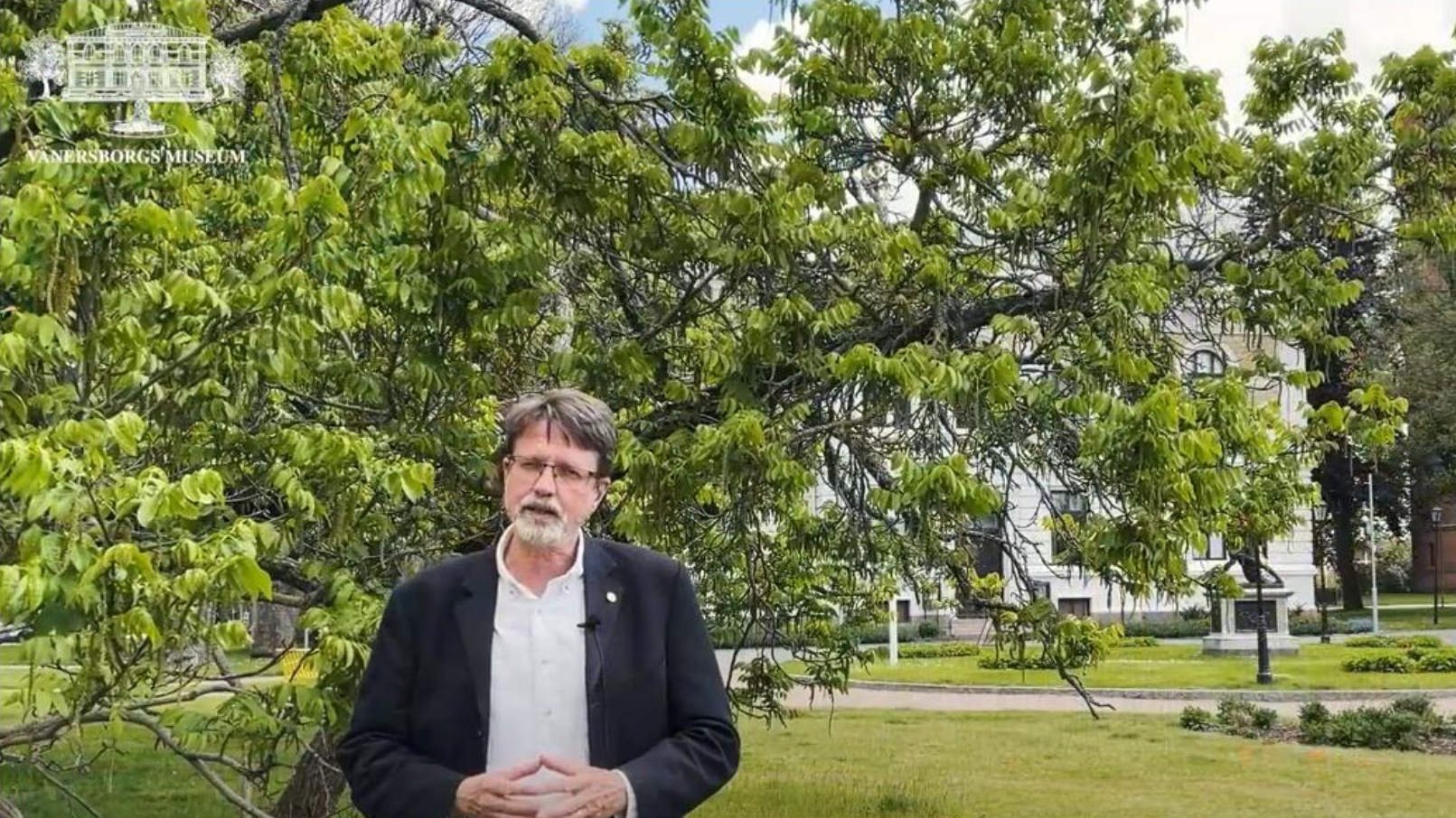 Peter Johansson står i Museiparken