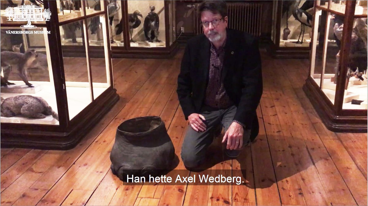 Peter Johansson sitter bredvid en elefantfot på Vänersborgs museum.
