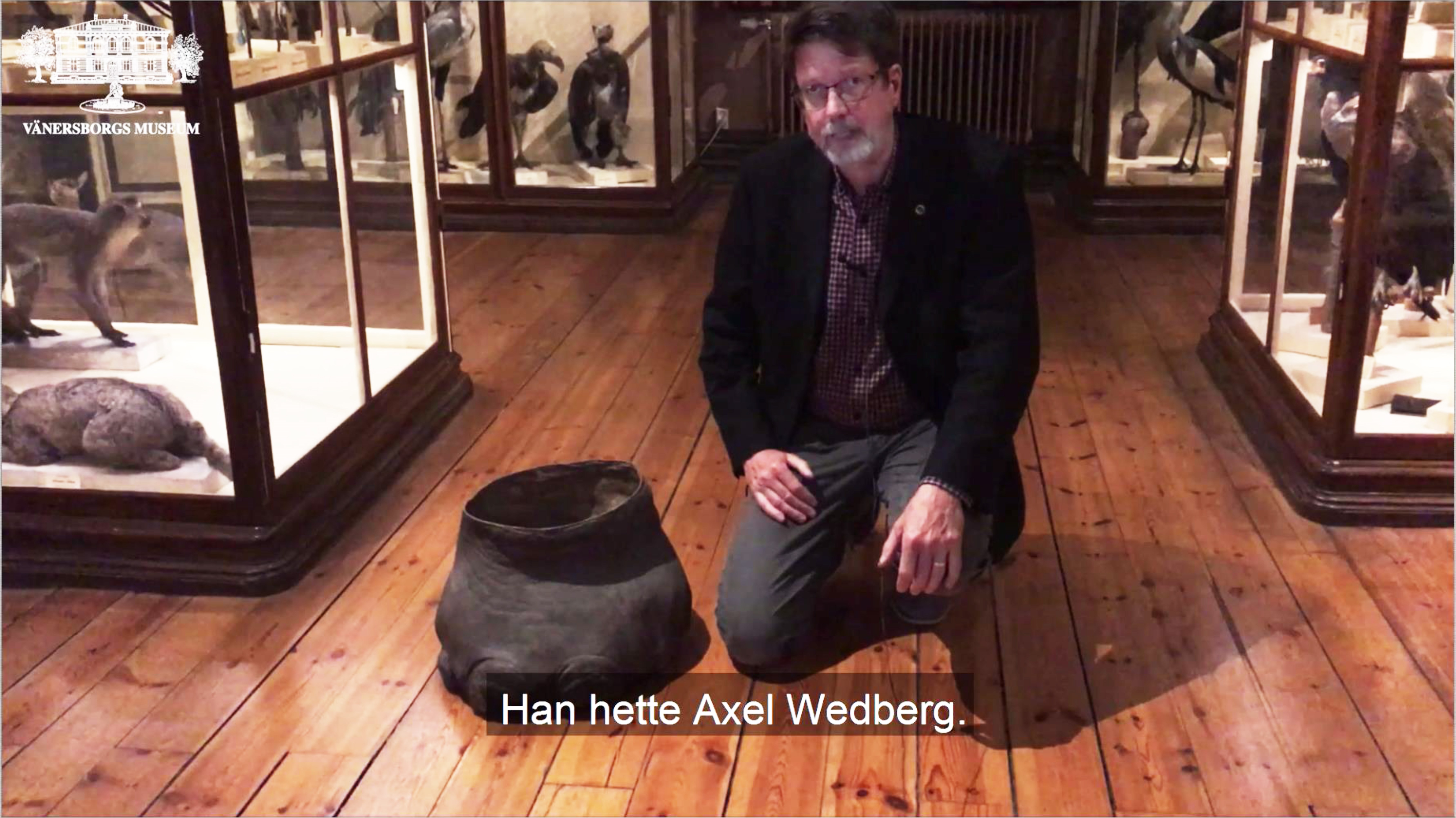 Peter Johansson sitter bredvid en elefantfot på Vänersborgs museum.