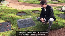 Peter Johansson sitter bredvid Helga Hildebrands grav.