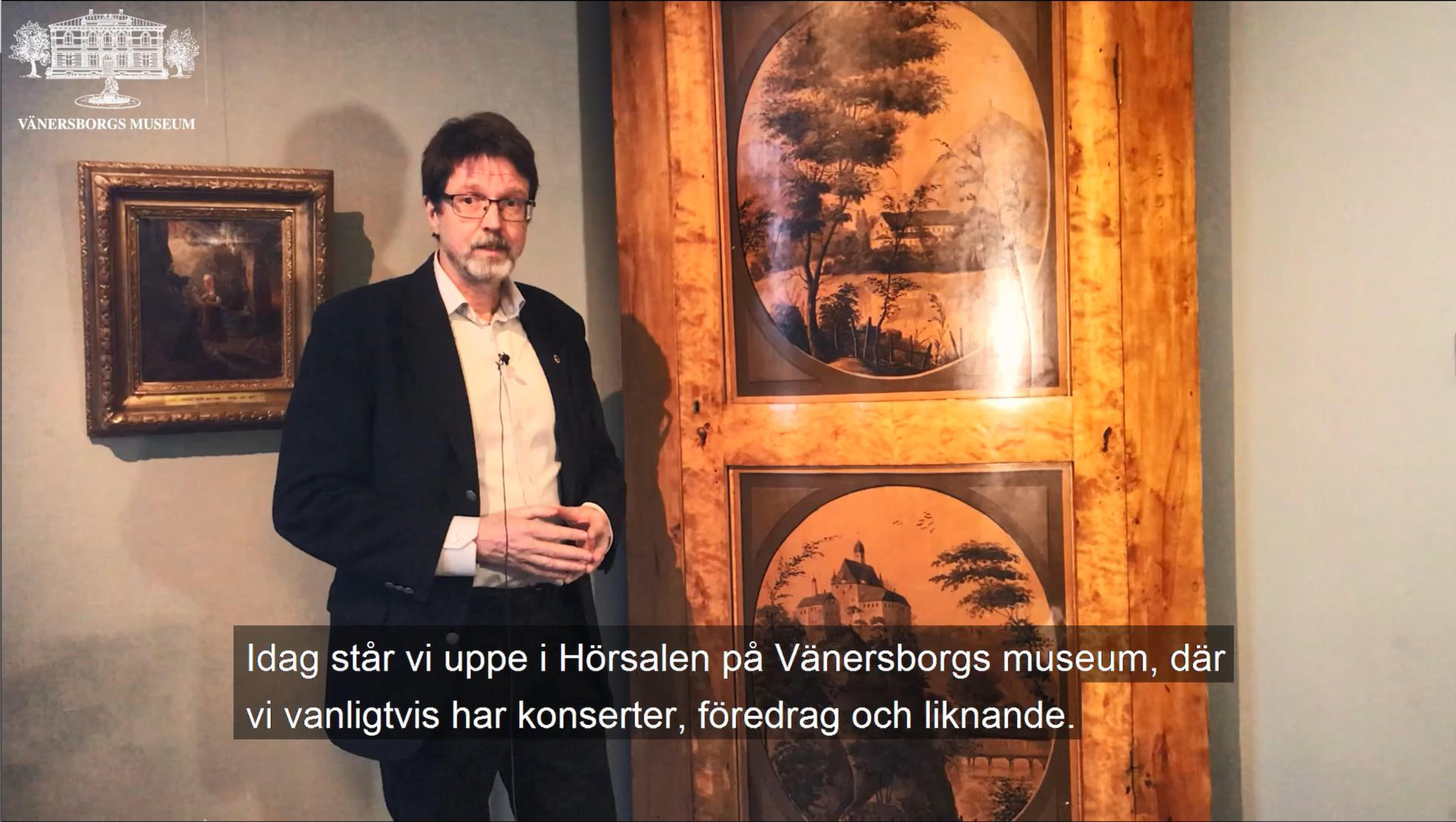 Peter Johansson vid hörnskåpen i hörsalen på Vänersborgs museum
