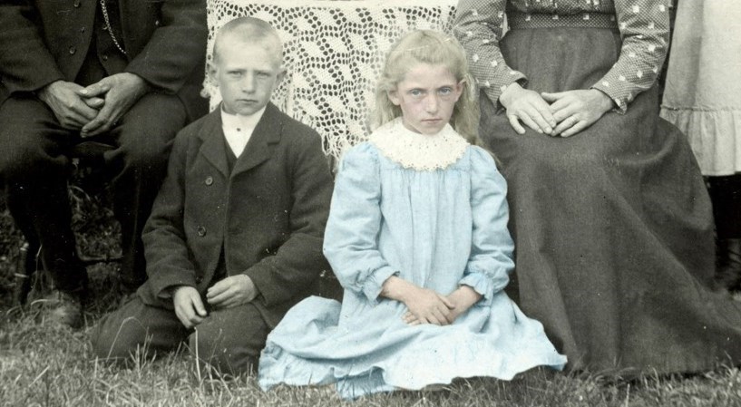 Edith sittande i gräset med sin bror