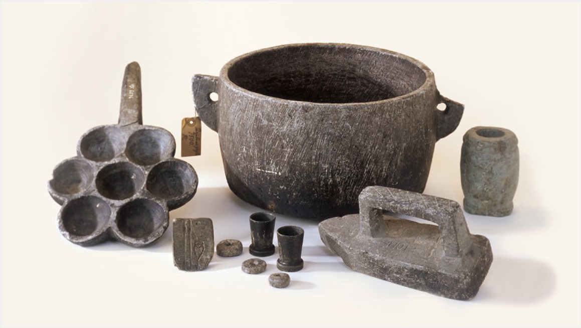 Ett stilleben med föremål av täljsten