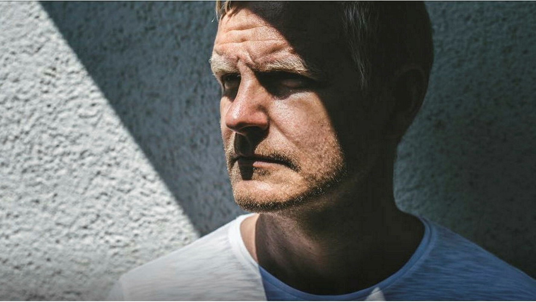 Porträtt av man i halvprofil.
