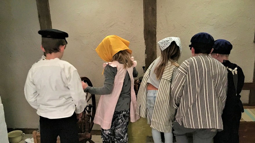 Barn i historiska kläder