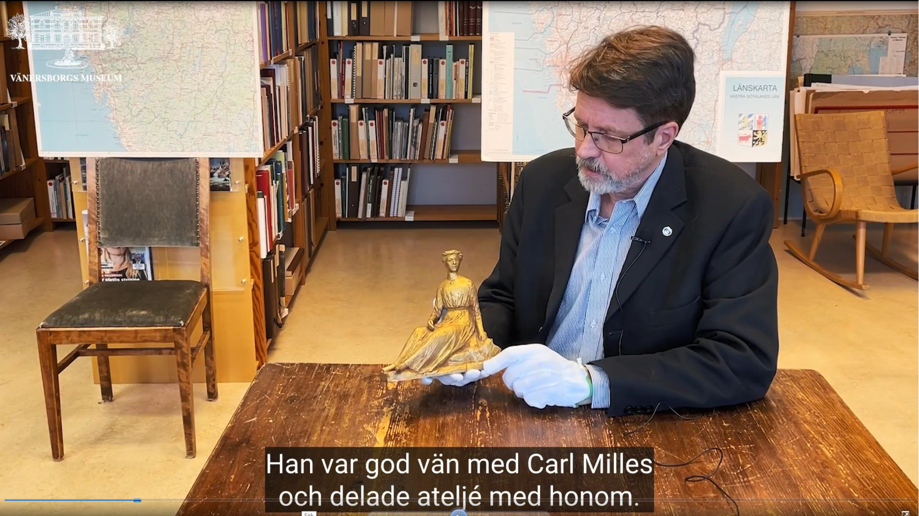 Peter Johansson håller i en liten version av Fridastatyn