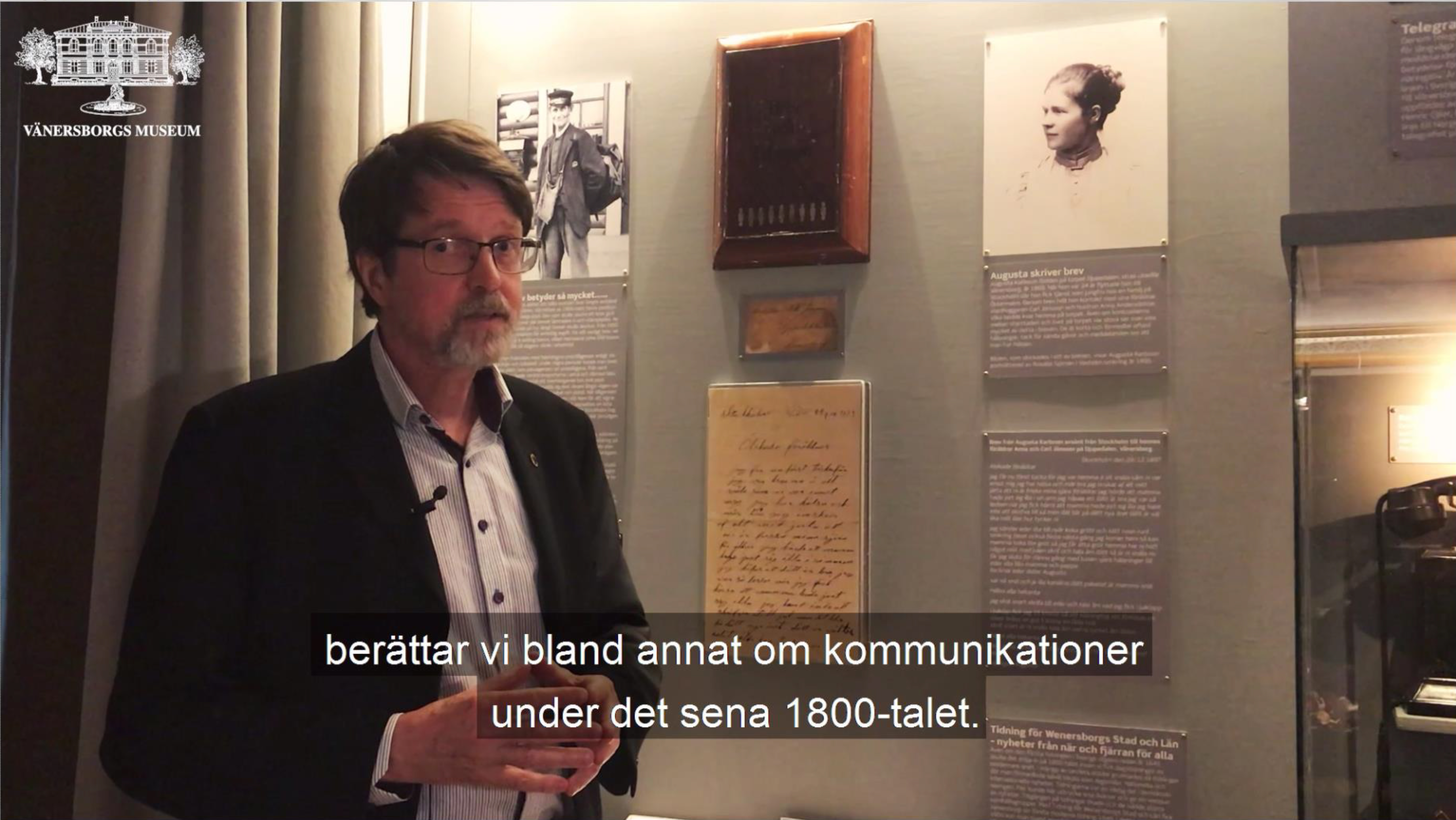 Peter Johansson står bredvid en kopia av ett brev som Augusta skrev.