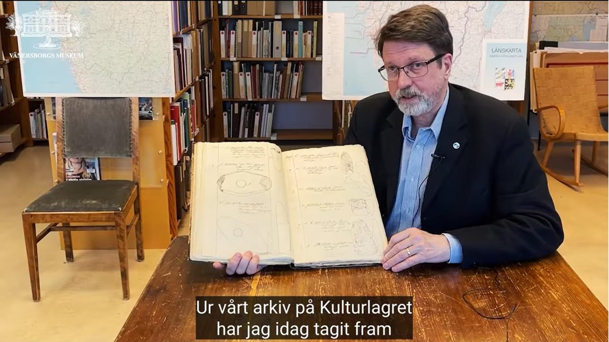 Peter Johansson visar den Langerska katalogen med museets föremål.