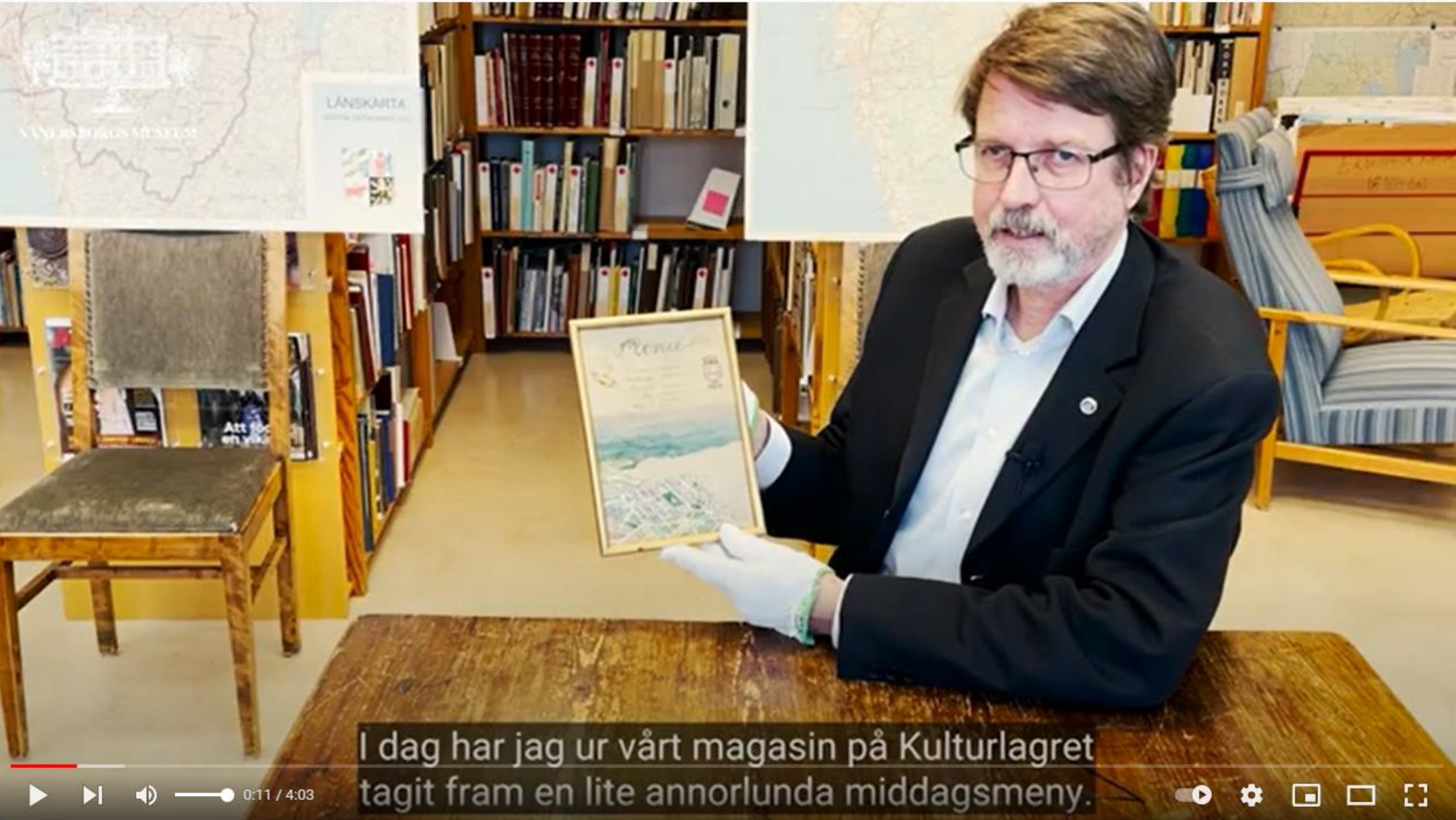 Peter Johansson visar en meny som ramats in.