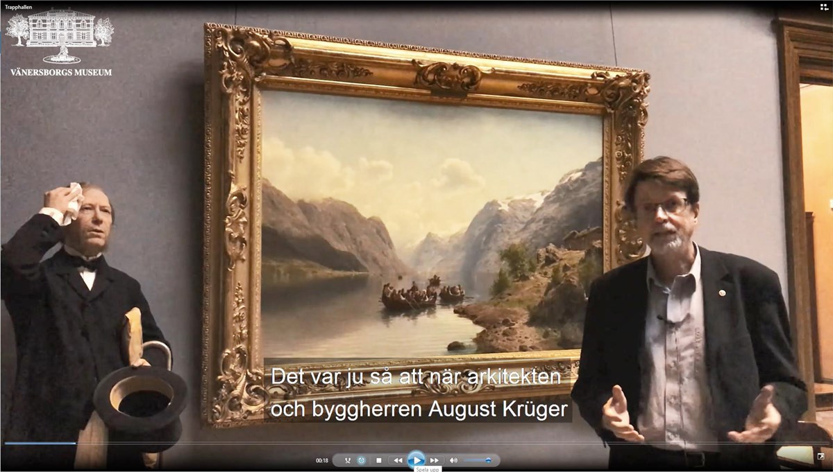 Peter Johansson berättar om trapphallen på Vänersborgs museum.