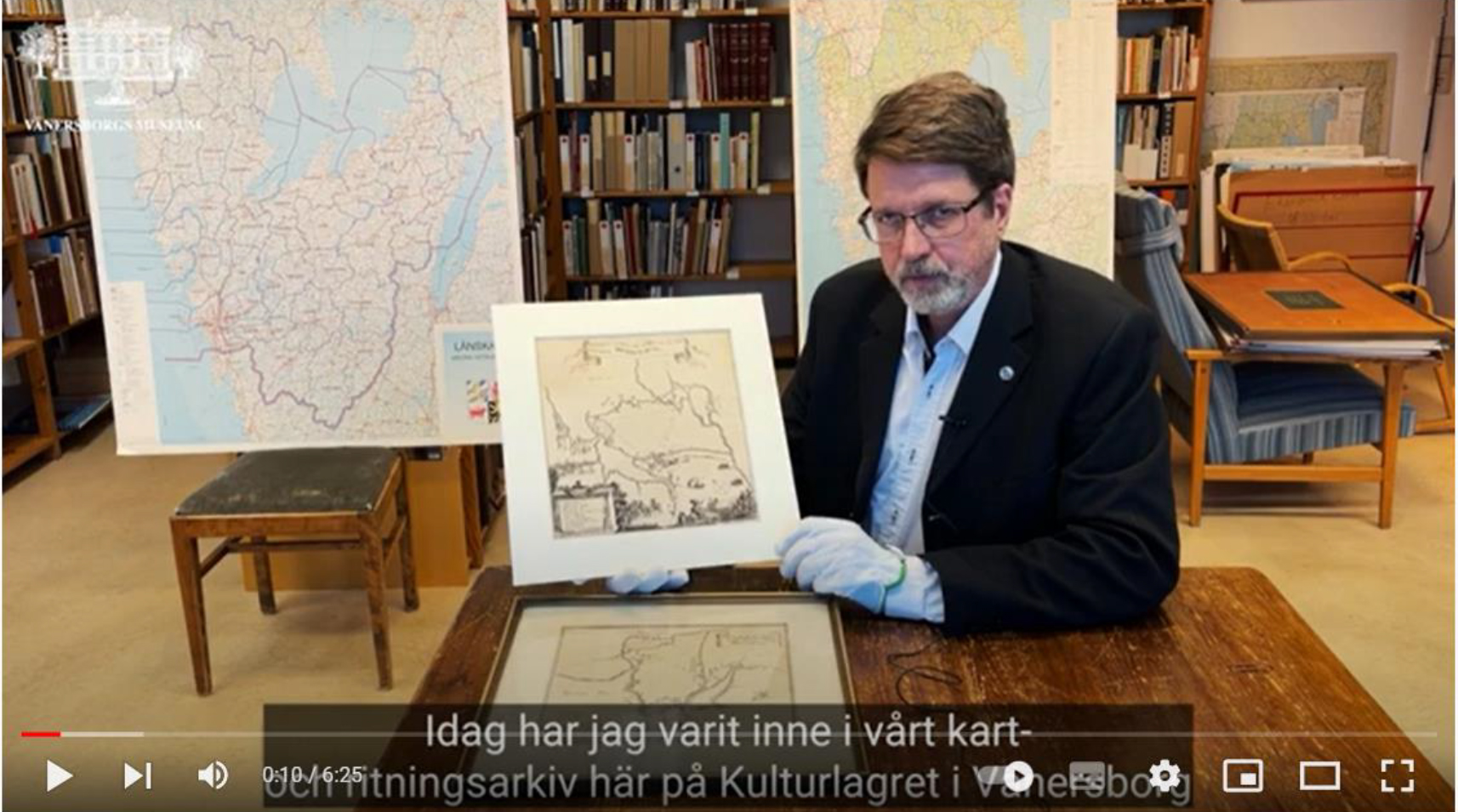 Peter Johansson visar upp en karta över Gyldenlövefejden