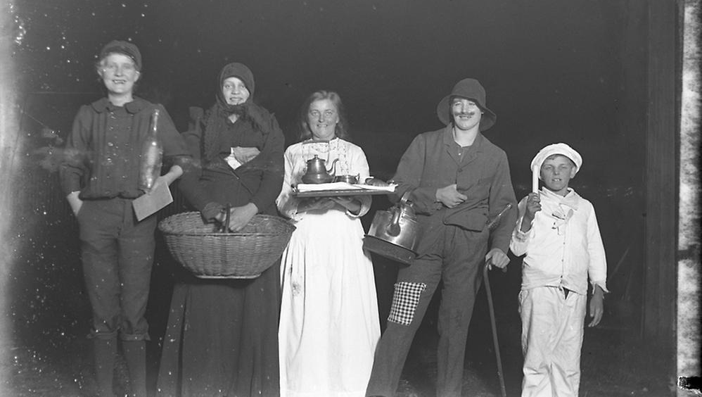 Ett lussefirande i början av 1900-talet bestående av en lucia i mitten av pepparkaksgubbar och en stalledräng.