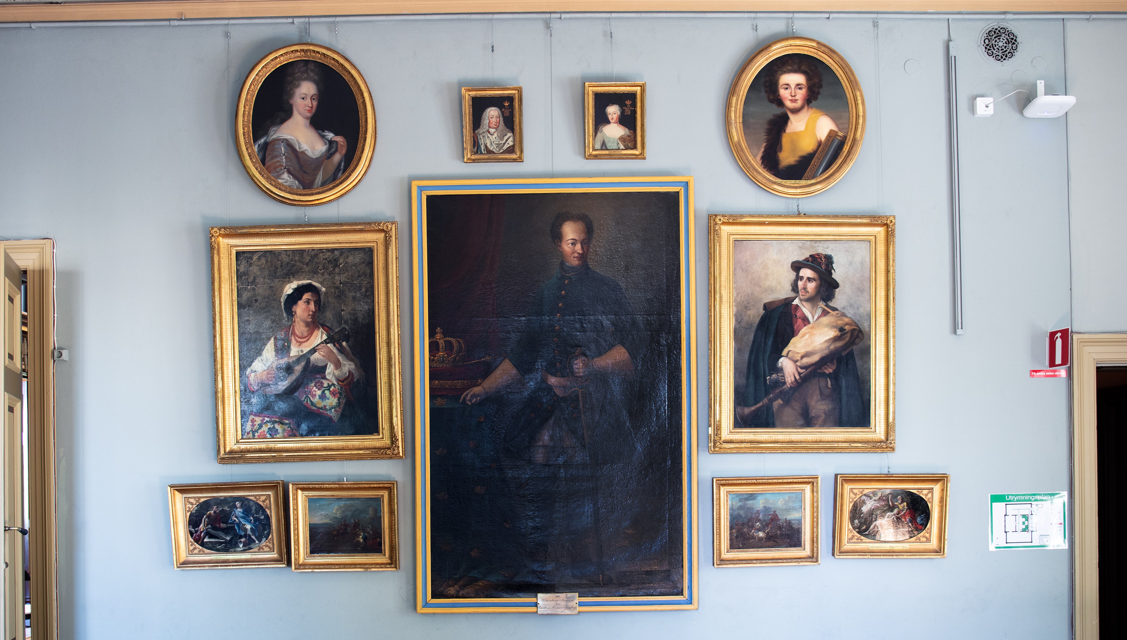 Salongshängning i hörsalen på Vänersborgs museum